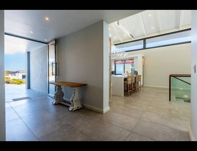 5 BEDROOM HOUSE FOR SALE IN PINNACLE POINT GOLF ESTATE